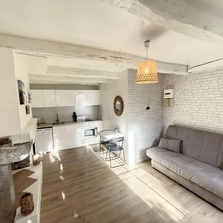Studio Renove Avec Terrasse Privative, A 100m De La Plage Et En Plein Coeur De - Fr-1-361-526
