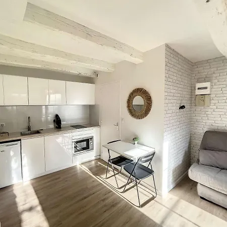 Studio Renove Avec Terrasse Privative, A 100m De La Plage Et En Plein Coeur De - Fr-1-361-526 Granville